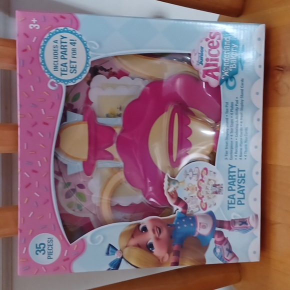New Disney Junior Alice's Wonderland Bakery Tea Party Playset - Picture 1 of 4